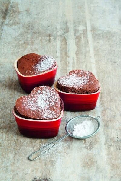 Le Creuset Herz-Förmchen In Kirschrot 2 Le Creuset Herz-Förmchen In Kirschrot – Bild 2