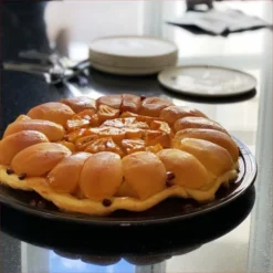 Emile Henry Tarte Tatin-Set In Fusain -Kitchenaid Shop EH 3699 Amb Tarte Tatin Set Apple Pineapple 5944 A