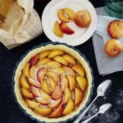 Emile Henry Torten- & Quicheform In Fusain 28 Cm -Kitchenaid Shop EH 602X Amb DeepFlanDish PlumTart Prep V min