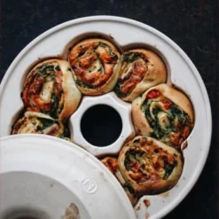 Emile Henry Brotkranz-Backform Rund In Fusain -Kitchenaid Shop Emile Henry Brotkranzbackform Spinatschnecken LD 1