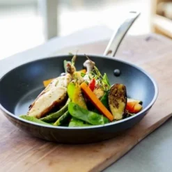 KitchenAid Antihaft-Bratpfanne 20 Cm/ 14,5 Cm/ 4 Cm 11 KitchenAid Antihaft-Bratpfanne 20 Cm/ 14,5 Cm/ 4 Cm -Kitchenaid Shop KitchenAid Bratpfanne Ambiente1