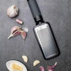 Microplane Feinreibe Home In Schwarz -Kitchenaid Shop MP Home Series Fine Grater 44002 garlic neu l