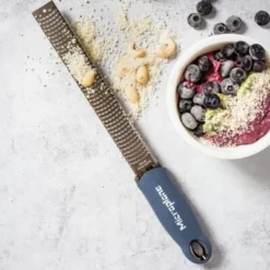 Microplane Zester-Reibe PREMIUM CLASSIC In Denim Blau 7 Microplane Zester-Reibe PREMIUM CLASSIC In Denim Blau -Kitchenaid Shop Microplane Premium Classic 46223 Zester Denim Blue Smoothie Bowl 2